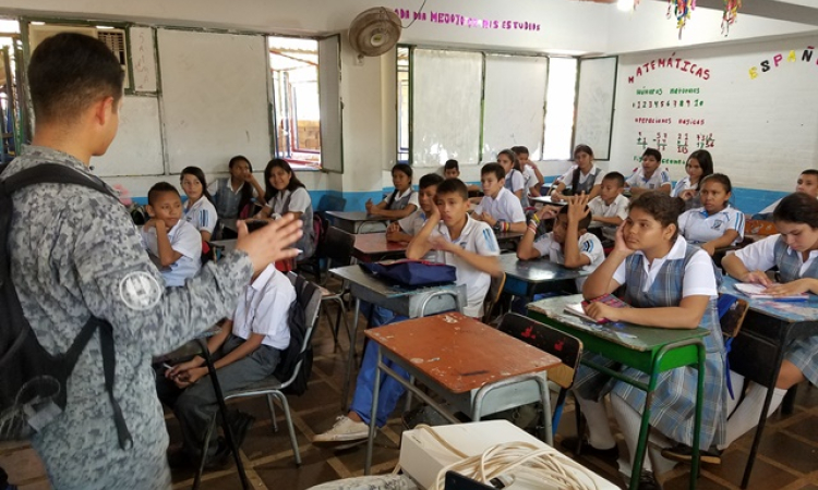 Fuerza Aérea Colombiana lleva mensaje de paz y educación a los niños de Puerto Carreño en Vichada