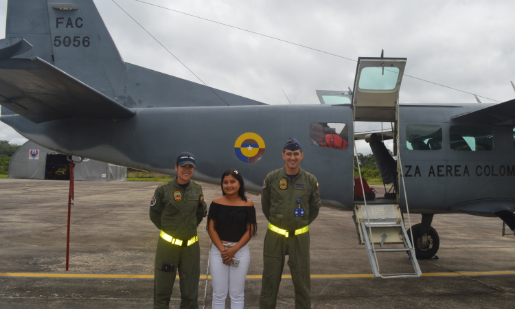 Fuerza Aérea Colombiana traslada a joven de etnia indígena Huitoto