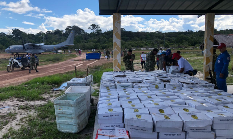 60 toneladas de ayuda humanitaria ha transportado la Fuerza Aérea Colombiana para los damnificados del invierno en Vichada y Guainía.