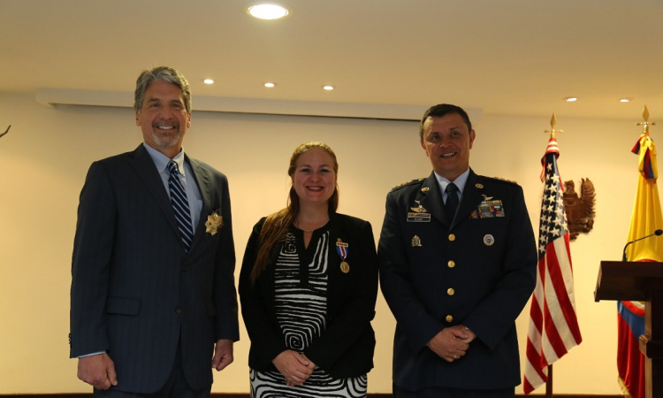 Agradecimiento y condecoración a Embajador Estados Unidos en Colombia Kevin Whitaker