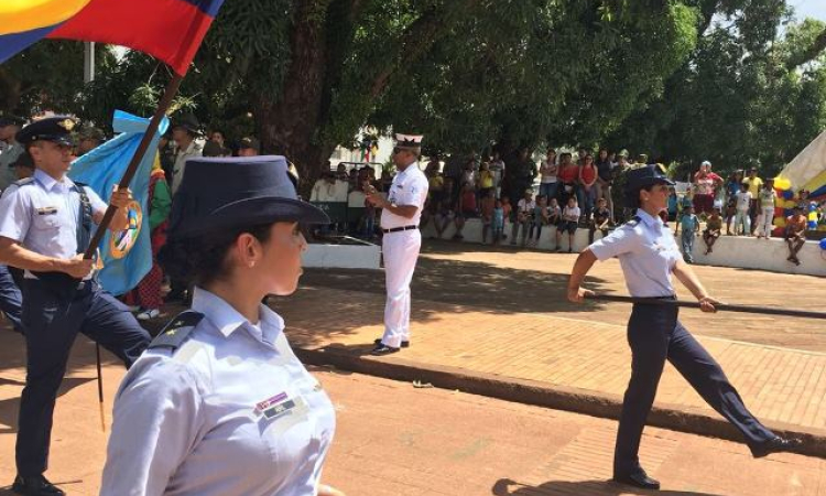 Fuerza Aérea Colombiana participó en desfiles de 20 de Julio en Vichada y Guianía