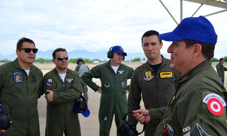 Oficiales de distintas fuerza aéreas de América Latina visitan Fuerza de Tarea Expedicionaria de Colombia en Arizona.
