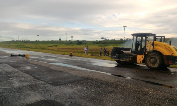 Fuerza Aérea Colombiana apoya las obras de mejora para la pista del aeropuerto de la Macarena
