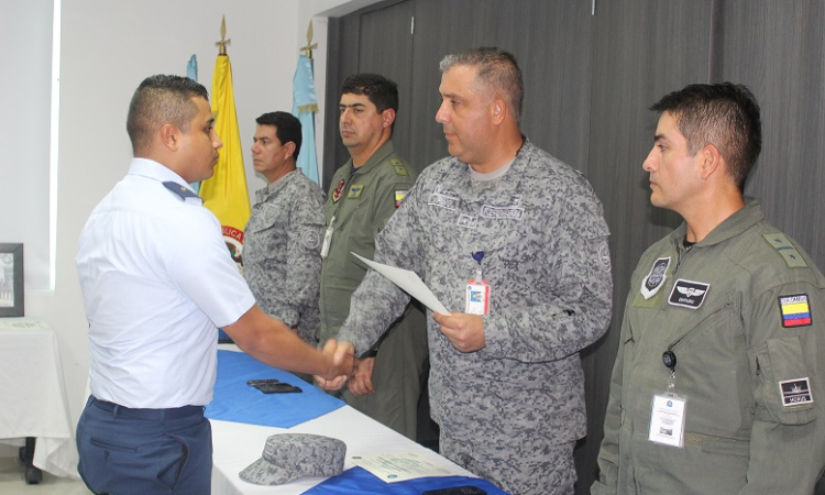 Oficiales de la Fuerza Aérea se gradúan como Operadores de Aeronaves Remotamente Tripuladas- ART