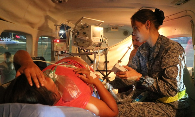 Importante operación nocturna con dos aviones de la Fuerza Aérea salvó la vida de indígena embarazada y sus gemelos