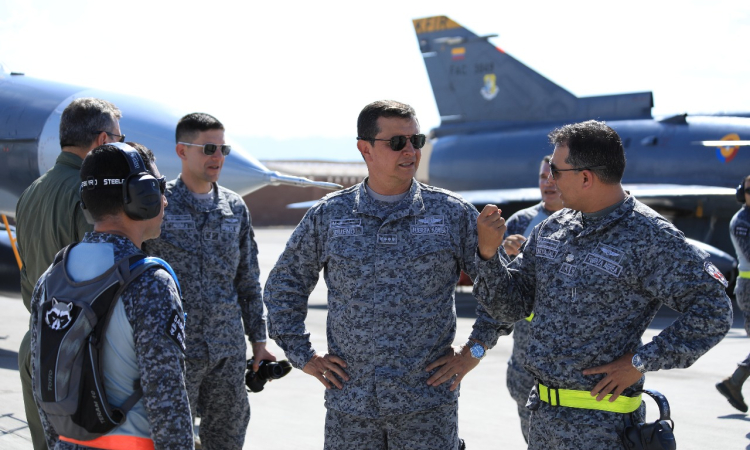 General Carlos Bueno visita a la Comisión Red Flag de la Fuerza Aérea Colombiana en Estados Unidos  