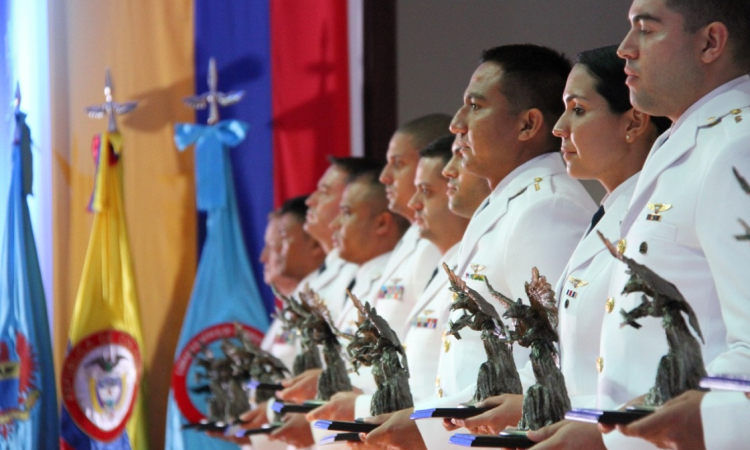 11 Oficiales se gradúan en el Centro de Armas y Tácticas de la Fuerza Aérea Colombiana