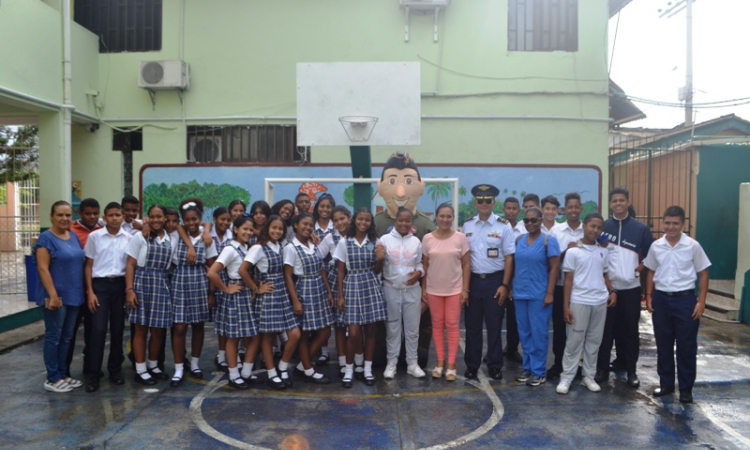 La Fuerza Aérea Colombiana promueve los valores en los jóvenes isleños