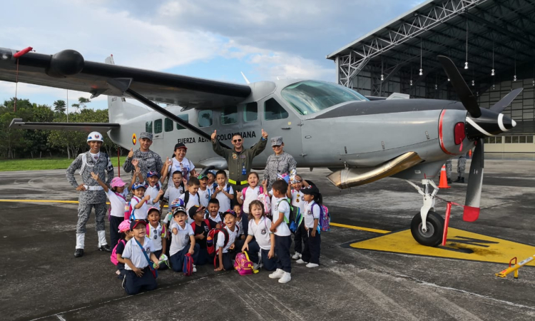 La Fuerza Aérea Colombiana abre sus puertas a los niños de Leticia