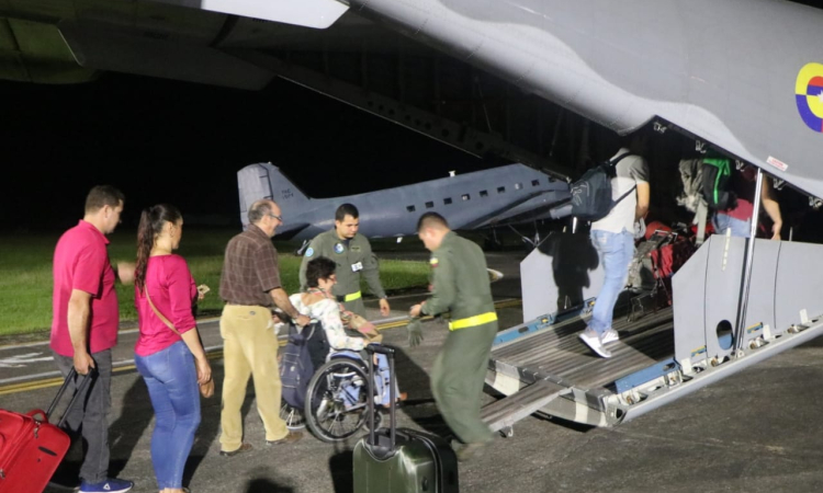 Avión de la Fuerza Aérea transporta 120 personas más ante cierre vial entre Bogotá y Villavicencio