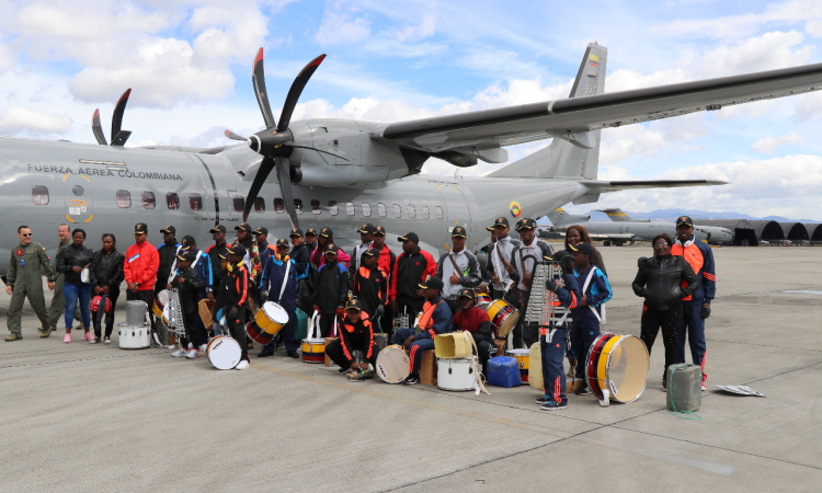 Fuerza Aérea Colombiana transporta niños de Banda de Paz “Hércules”