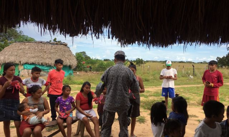 Fuerza Aérea Colombiana despertó sonrisas a los niños de la comunidad indígena Amorúa en Vichada