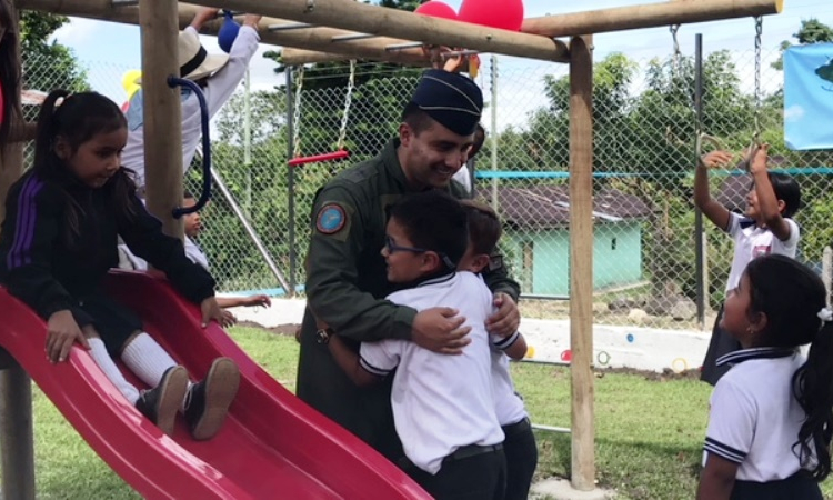 Fuerza Aérea Colombiana alegra la vida de los niños de una escuela en Villarrica con la donación de un parque infantil