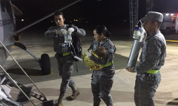 Fuerza Aérea realiza evacuación aeromédica de niña de dos años mordida por una serpiente