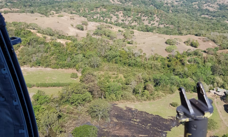 Fuerza Aérea Colombiana apoya extinción de incendio forestal que afectó el sector de Bucamba en La Dorada, Caldas