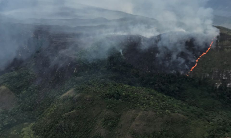 Fuerza Aérea Colombiana ratifica su esfuerzo en apoyo a la extinción de incendios en el municipio de Suárez