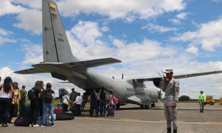 Fuerza Aérea continúa transportando personas por cierre vial entre Bogotá y Villavicencio