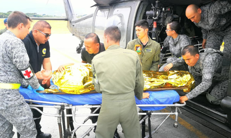 Fuerza Aérea realiza evacuación aeromédica de indígena en el Alto Naya