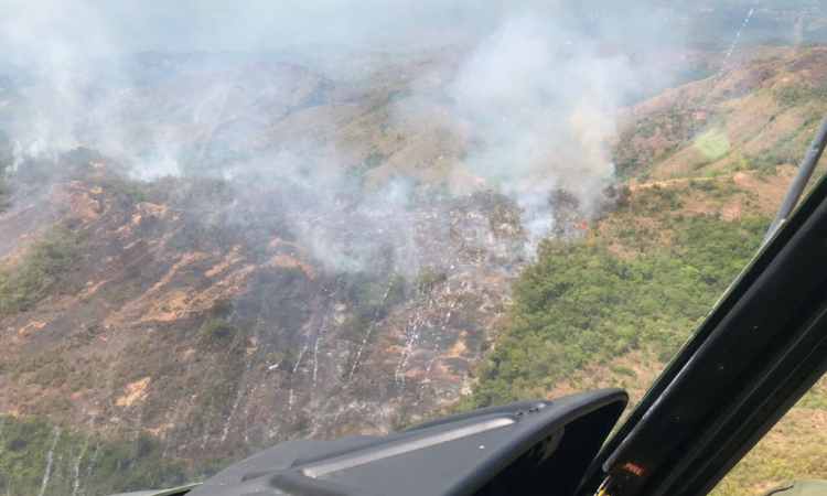 Helicóptero de la Fuerza Aérea apoya extinción de incendio presentado en el municipio del Carmen de Apicalá