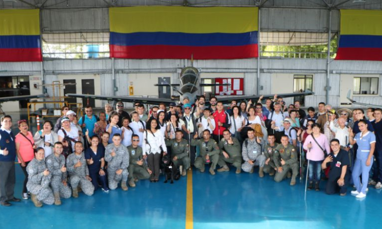 Grupo de invidentes conocieron la Fuerza Aérea Colombiana