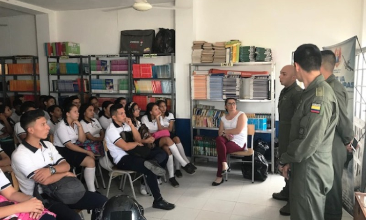 Jóvenes de institución educativa de Girardot le abren las puertas a la Fuerza Aérea Colombiana