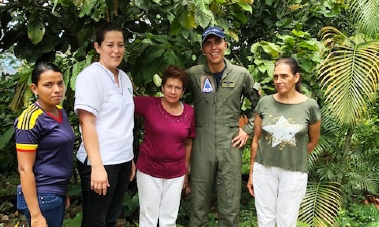 Fuerza Aérea Colombiana impulsa familias cacaoteras en el oriente de Caldas