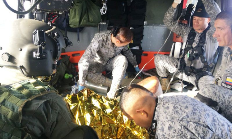 Soldado afectado por artefacto explosivo es evacuado desde Anorí