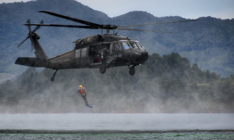 Así entrena la Fuerza Aérea Colombiana para rescatar a la tripulación de una aeronave derribada en alta mar