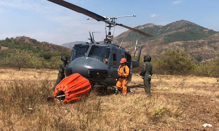 Fuerza Aérea Colombiana apoya extinción de incendios en el Cerro de Pacandé en Natagaima, Tolima