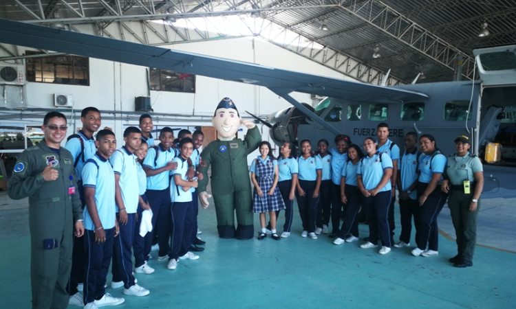 Flowers Hill Bilingual School visitó el Grupo Aéreo del Caribe