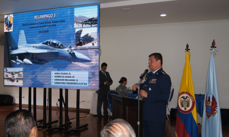  Comandante de la Fuerza Aérea expone Cátedra Colombia a integrantes de ASORFAC y ASURFAC