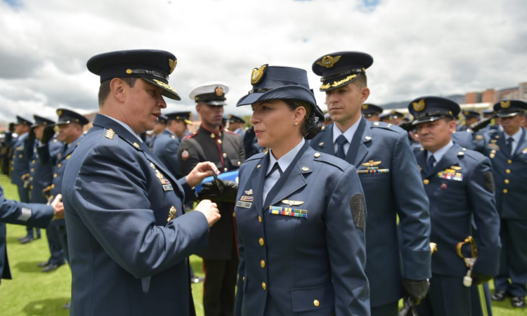 Comandante de la Fuerza Aérea acompaña y felicita a Suboficiales que ascendieron al máximo grado de su carrera militar.