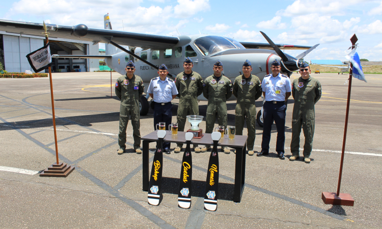 Tres Pilotos del C-208 Caravan y un Controlador Aéreo nuevos al servicio de Colombia