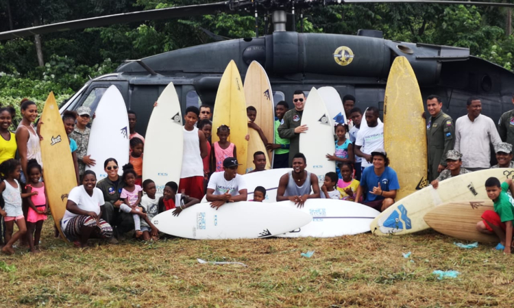 Fuerza Aérea Colombiana dibuja sonrisas en los rostros de los niños de Nuquí entregando tablas de surf