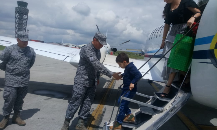 Fuerza Aérea Colombiana transporta al menor Cristo José en avión King-350