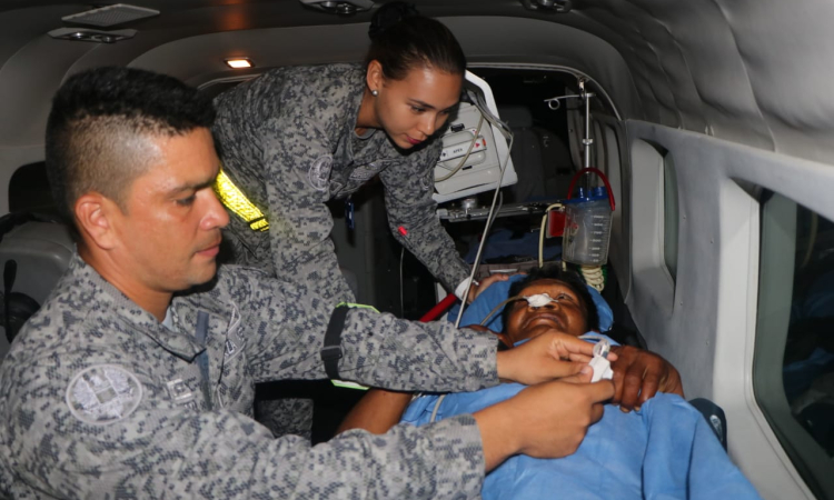Un paciente de 49 años de edad quien presentaba un fuerte dolor abdominal por obstrucción intestinal que requería un urgente manejo quirúrgico fue trasladado por un avión de la Fuerza Aérea Colombiana.