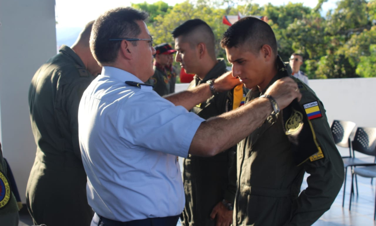 23 cadetes del Curso 92 reciben bufandas e inician etapa de vuelo