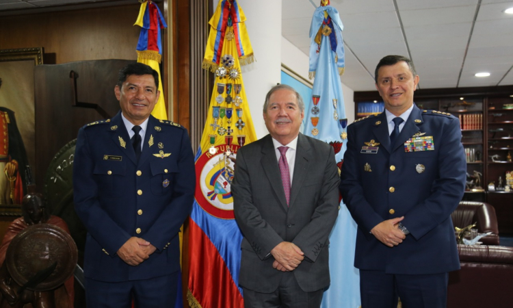 Comandante Fuerza Aérea Ecuatoriana visita Colombia