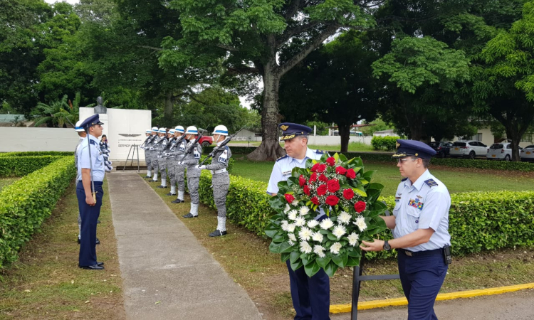 Comando Aéreo de Combate No. 1 realiza ofrenda floral en honor al Capitán Germán Olano