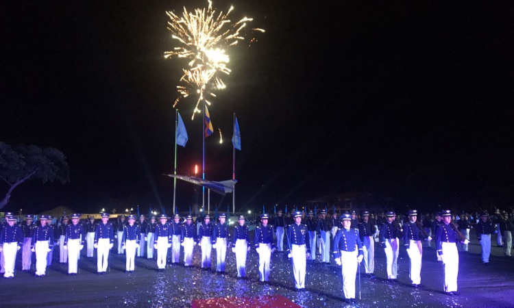 Imponente ceremonia militar nocturna de aniversario y Juramento de Bandera en EMAVI