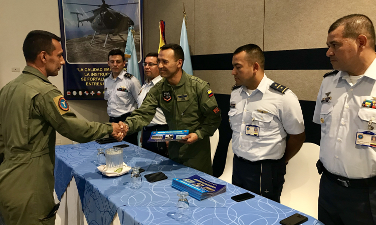 30 inspectores de helicópteros medianos y livianos de la Fuerza Aérea Colombiana, de los equipos Huey II, UH 1H, Bell 212, TH 67 y H-500, culminaron con éxito el seminario de estandarización dictado durante dos días por la Escuela de Helicópteros para las Fuerzas Armadas, EHFAA.