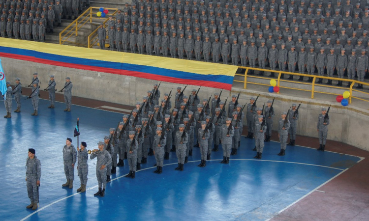 Soldados del programa de Instrucción Básica de Seguridad realizan su Juramento de Bandera en el Comando Aéreo de Combate No. 1