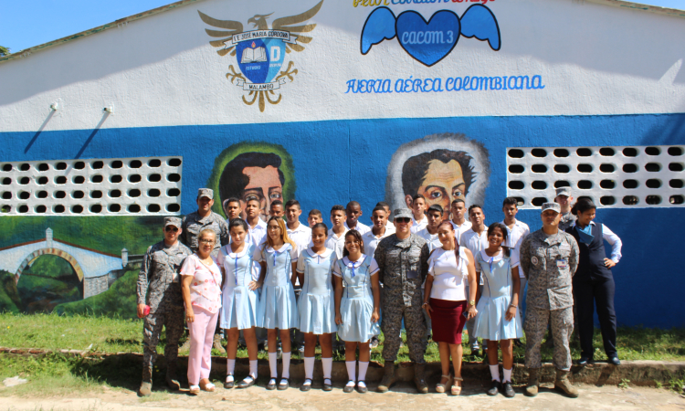 Fuerza Aérea Colombiana mejora la imagen de un colegio en Malambo, Atlántico.
