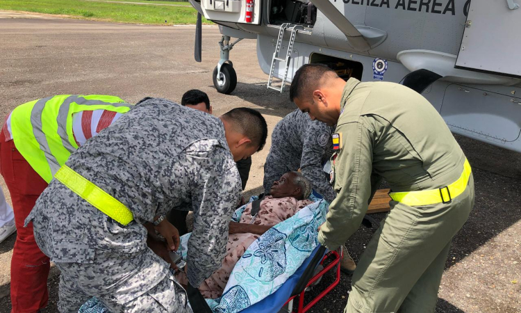 Fuerza Aérea Colombiana traslada paciente de tercera edad en la costa pacífica