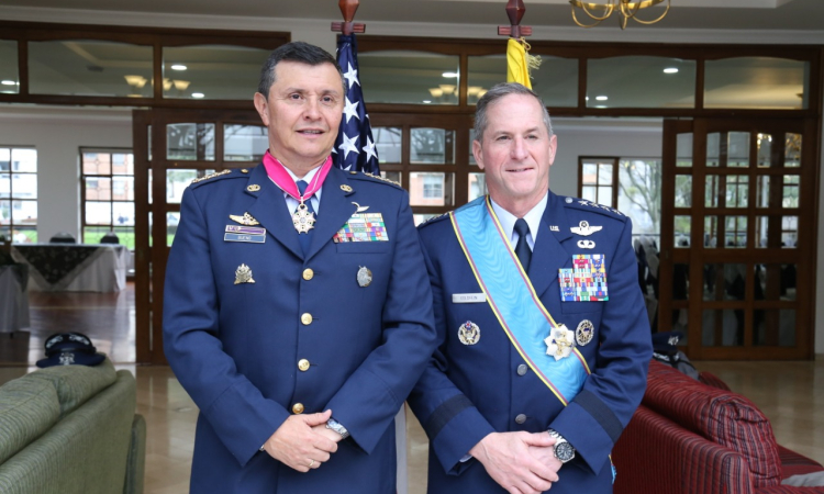 General Carlos Bueno recibe máxima condecoración de la Fuerza Aérea de los Estados Unidos