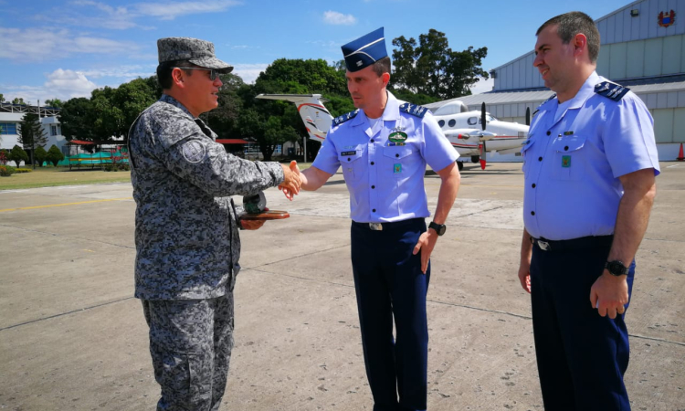 Comitiva de la Fuerza Aérea Brasilera visita EMAVI