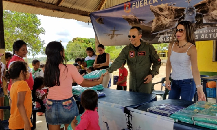 Fuerza Aérea Colombiana benefició a más de 50 niños a través del “Plan Corazón Amigo” en Buenavista, Vichad