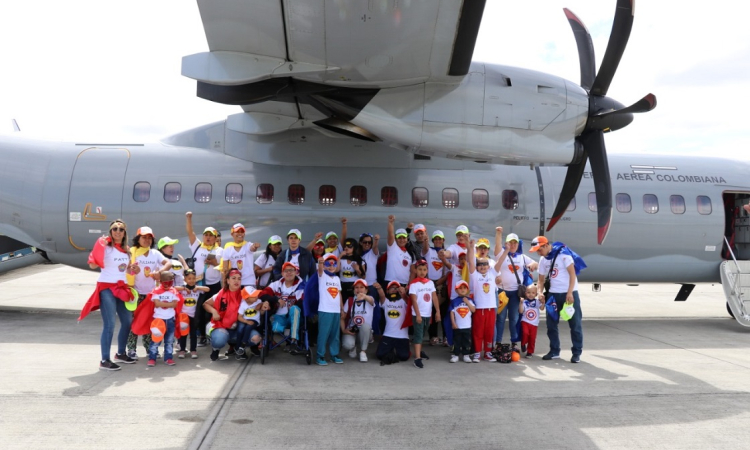 Fuerza Aérea Colombiana transporta niños de la Fundación Segundos de Vida en avión Casa-295