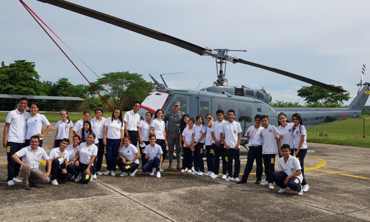 Jóvenes de la Institución Educativa Policarpa Salavarrieta visitaron la Base Aérea de Palanquero