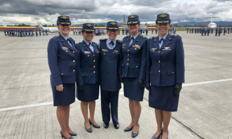 Primeras oficiales femeninas del curso regular de la Fuerza Aérea ascendieron al grado de Teniente Coronel